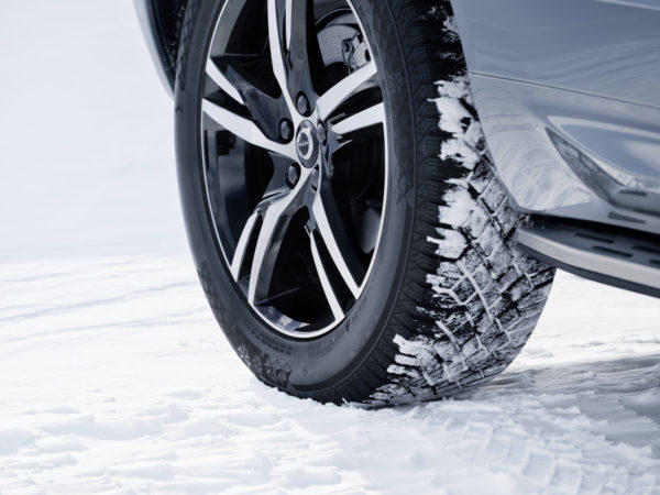 Volvo XC60 koła zimowe w śniegu