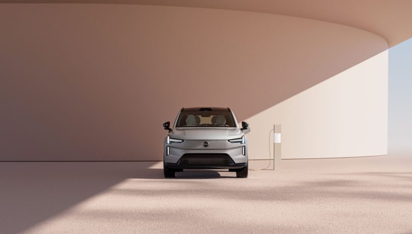 Volvo EX90 ładowanie