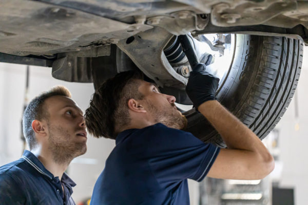 Mechanik Volvo sprawdzający podwozie