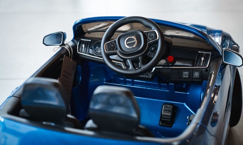 Auto na akumulator Volvo S90 dla dzieci wnętrze