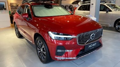 Czerwone Volvo XC60 - osłona na szybę przednią