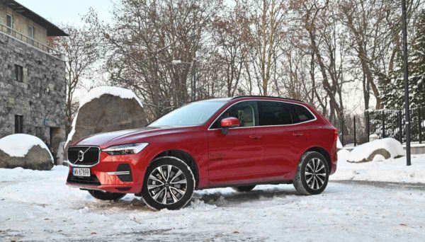 Czerwone Volvo XC60 przód