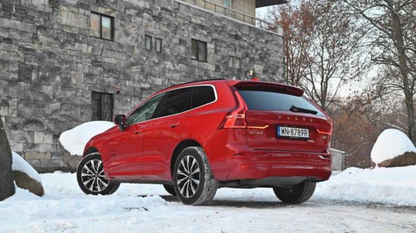 Czerwone Volvo XC60 tył