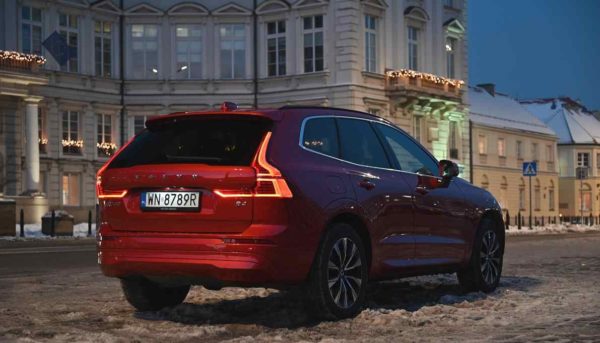 Czerwone Volvo XC60 wieczór Warszawa