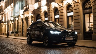 Czarne Volvo XC60 przód noc