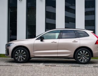 Złote Volvo XC60 bok