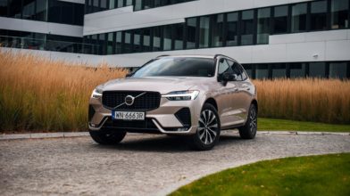Złote Volvo XC60 przód