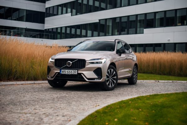 Złote Volvo XC60 przód