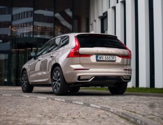 Złote Volvo XC60 tył
