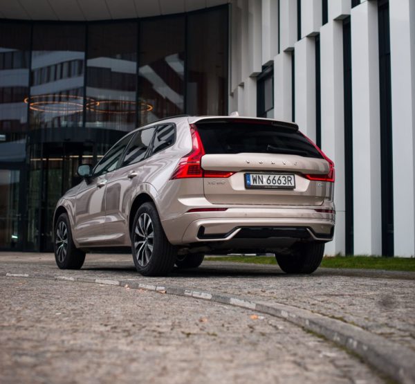 Złote Volvo XC60 tył