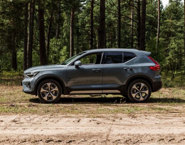 Szare Volvo XC40 z boku