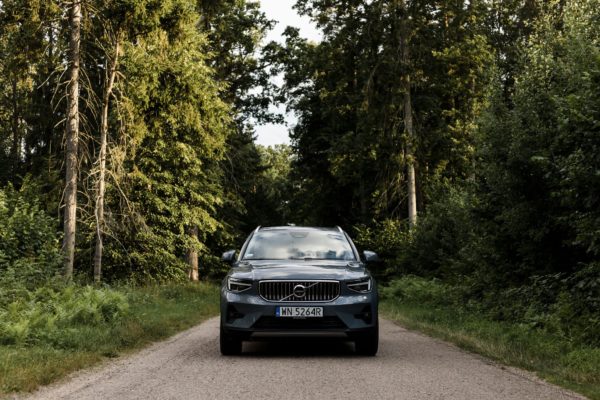 Szare Volvo XC40 na ulicy w lesie