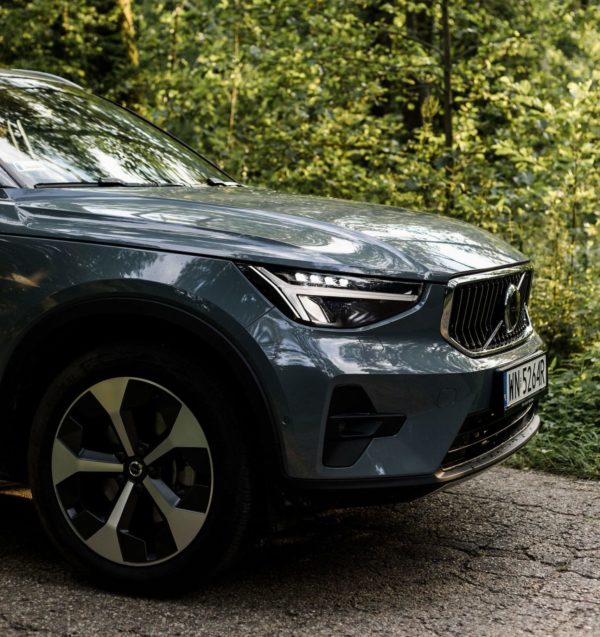 Szare Volvo XC40 przód