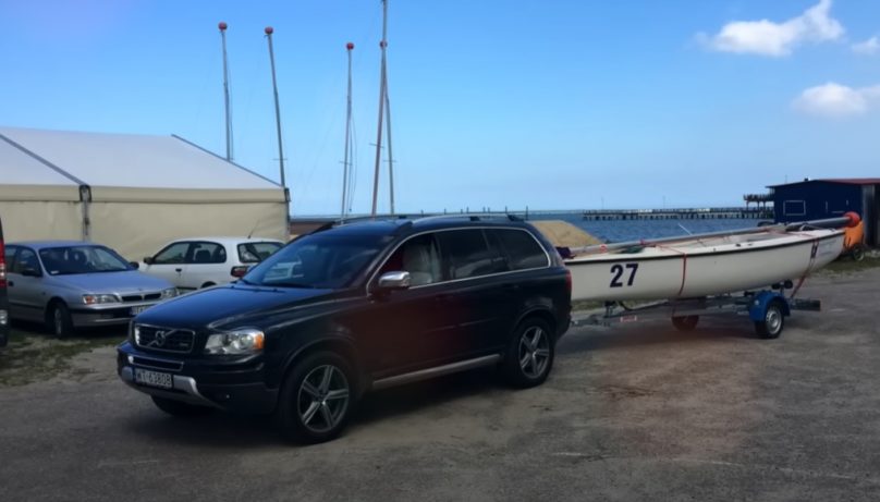 Czarne Volvo XC90 Adama Kornackiego z 2010 roku