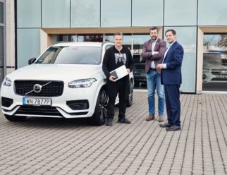 Adam Kornacki i jego Volvo XC90 T8 Recharge