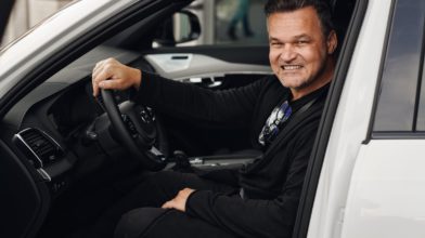 Adam Kornacki i jego Volvo XC90 T8 Recharge