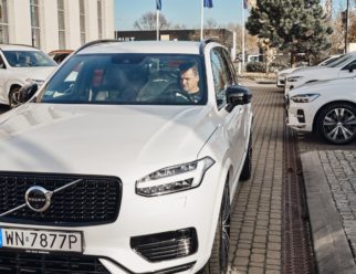 Adam Kornacki i jego Volvo XC90 T8 Recharge