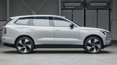 Białe Elektryczne Volvo EX90