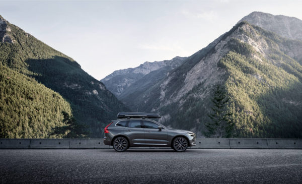 Szare Volvo XC60 MY22