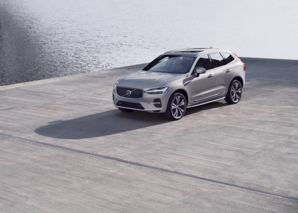 Srebrne Volvo XC60 MY22