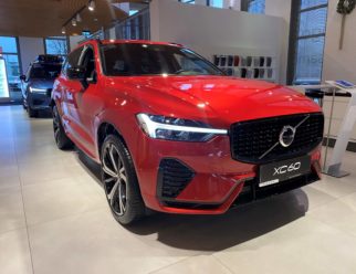 Czerwone Volvo XC60 R-Design - przód i bok