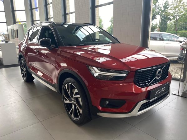 Volvo XC40 R-Design czerwone przód