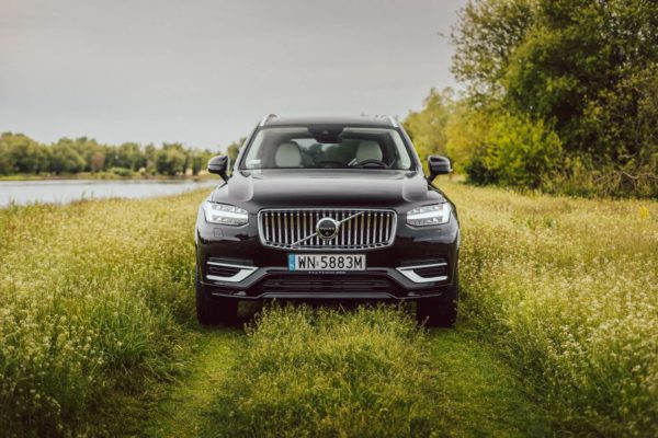 Volvo XC90 czarne w plenerze
