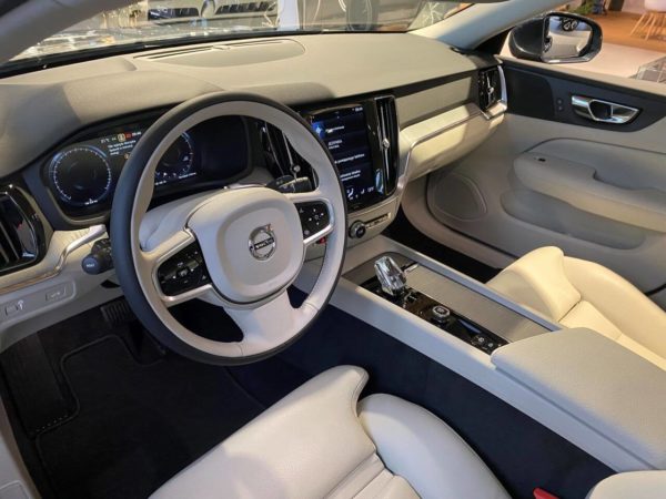 Volvo S60 jasny środek