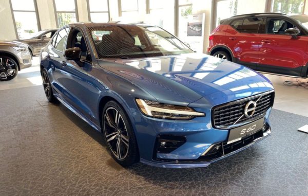 Volvo S60 R-Design niebieskie przód