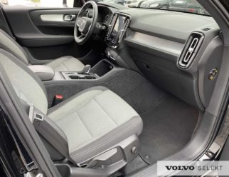 Volvo XC40 Momentum Pro używane ciemny środek