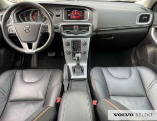 Volvo V40 Cross Country Momentum używane czarne wnętrze