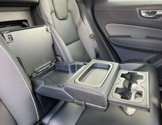 Volvo XC60 R-Design używane ciemne wnętrze tył