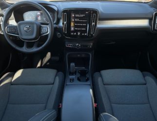 Volvo XC40 używane czarny środek