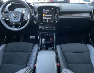 Volvo XC40 używane czarny środek