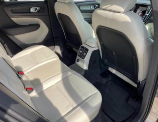 Volvo XC40 Recharge PHEV jasne wnętrze