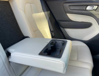 Volvo XC40 używane jasne wnętrze tył