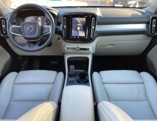 Volvo XC40 używane jasny środek
