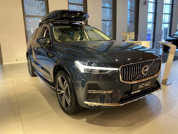 Volvo XC60 niebieskie Denim Blue przód