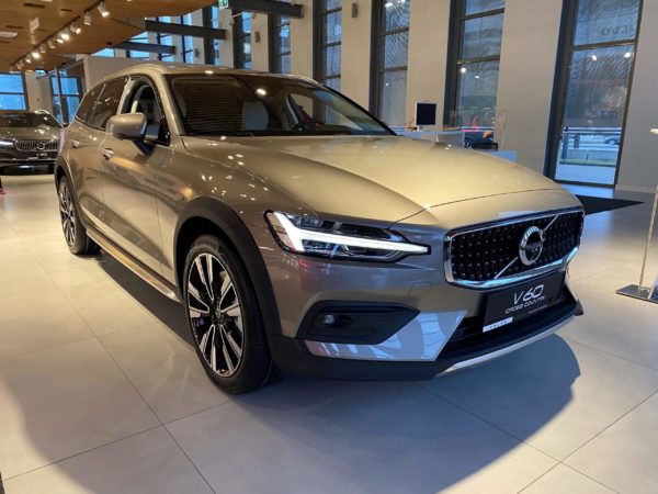 Volvo V60 Cross Country Pro szare przód