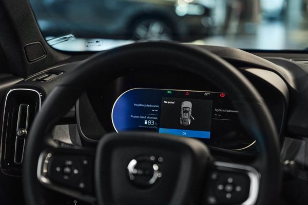 Volvo C40 Recharge zegary kierownica