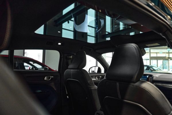Volvo C40 Recharge panoramiczne okno dachowe