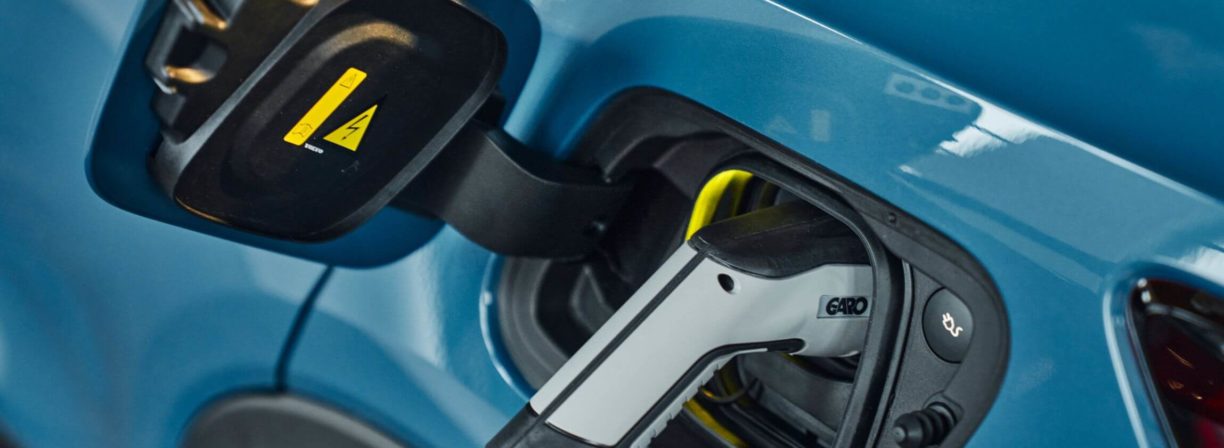 Volvo C40 Recharge podłączone do ładowania