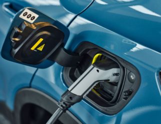Volvo C40 Recharge podłączone do ładowania