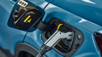 Volvo C40 Recharge podłączone do ładowania