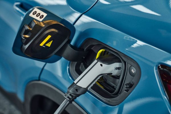 Volvo C40 Recharge podłączone do ładowania