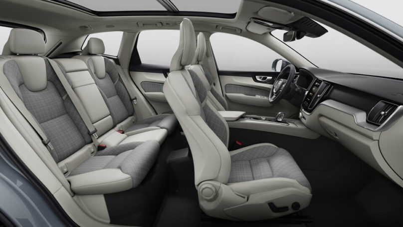 Volvo XC60 Recharge tapicerka jasna tekstylna