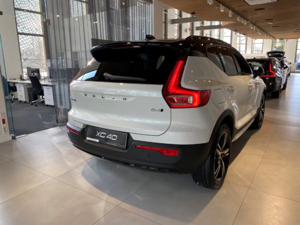 Volvo XC40 białe tył