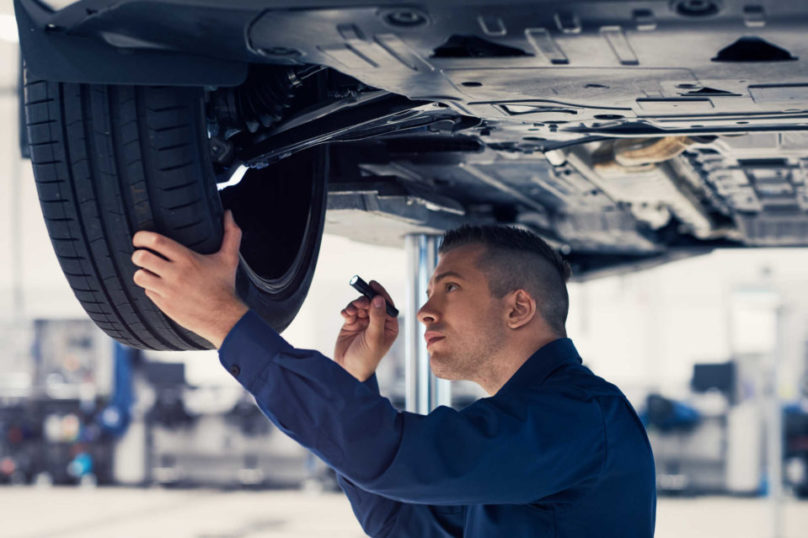 Mechanik Volvo sprawdzający podwozie