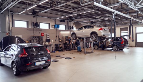 Dom Volvo hala serwisowa