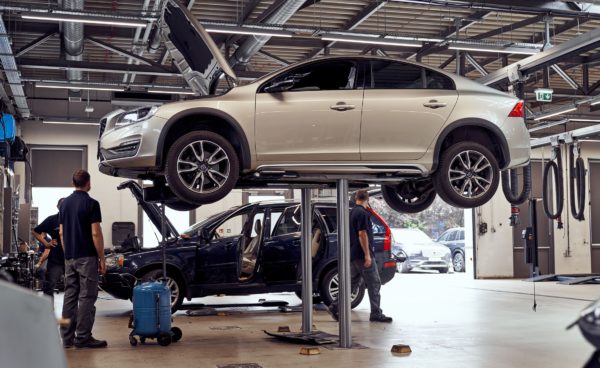 Volvo na podnośniku w serwisie
